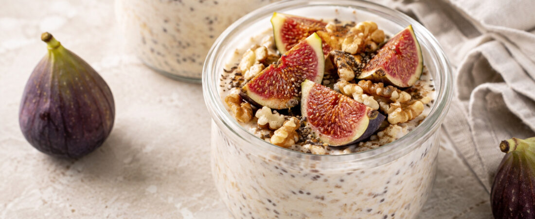 Overnight oats με γιαούρτι, φρέσκα σύκα και καρύδια