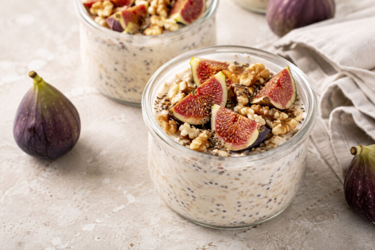 Overnight oats με γιαούρτι, φρέσκα σύκα και καρύδια